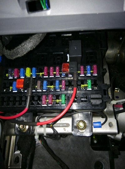 汽車保險絲串聯在電路中